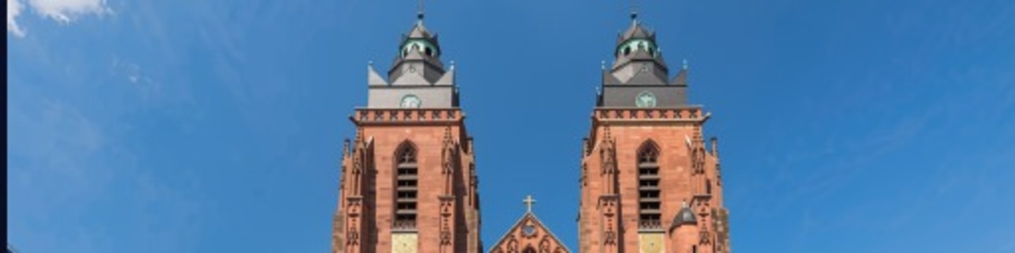 AR-Visualisierung der beiden gotischen Türme des Wetzlarer Doms vom Domplatz aus