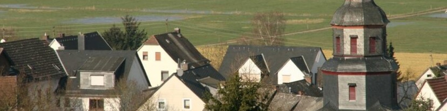 Ein Blick auf den Steindorfer Ortskern mit der Kirche