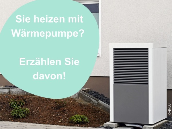Wärmepumpe, die vor einem Wohngebäude steht