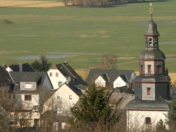Ein Blick auf den Steindorfer Ortskern mit der Kirche