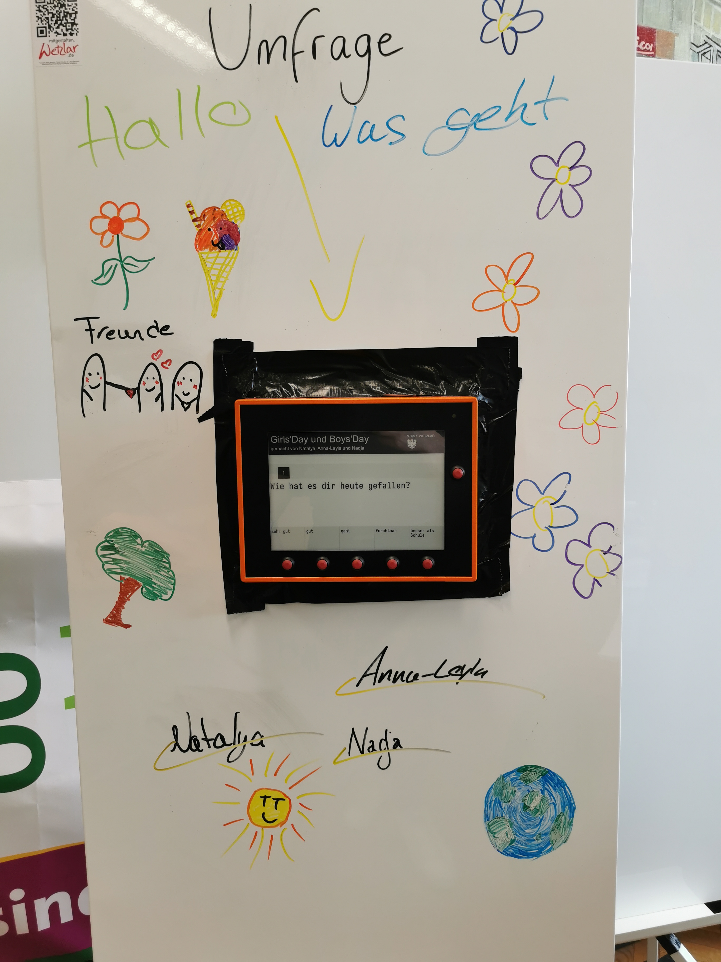 Umfrage zum Girls'Day und Boys'Day auf einer mobilen Wand